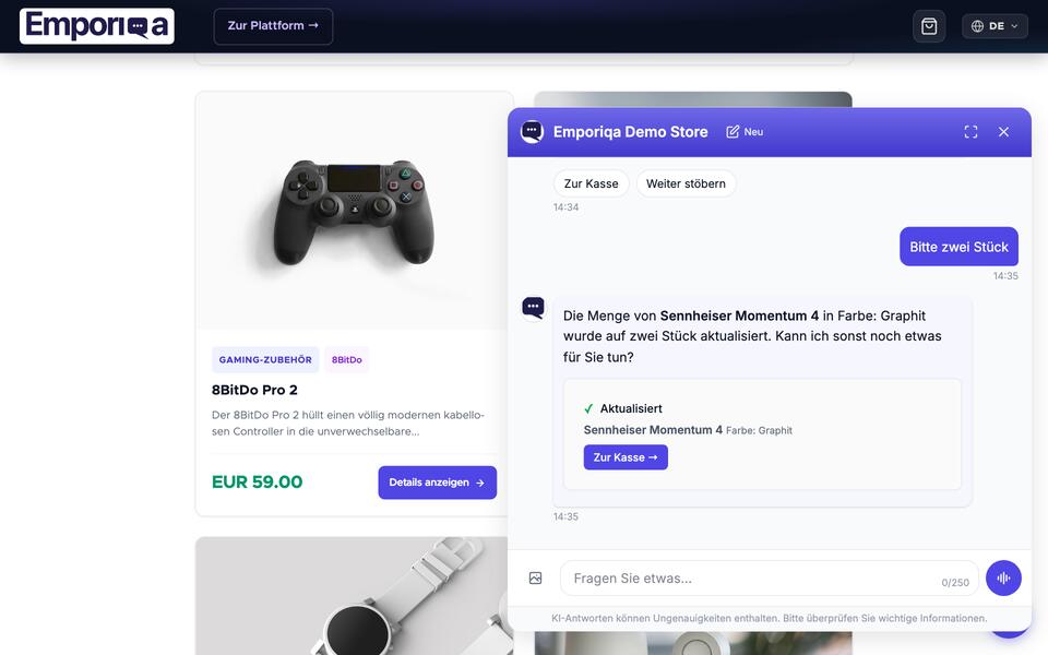 Der Demo-Shop mit geöffnetem Chat. Der Kunde bittet um den Sennheiser Momentum 4 in Graphit, der Chat legt diese Variante in den Warenkorb des Shops und ändert sie auf Wunsch auf zwei Stück; dann bittet der Kunde um die Kasse, und die Kasse des Shops öffnet sich.