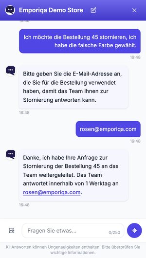 Ein Kunde möchte Bestellung 45 stornieren, weil er die falsche Farbe gewählt hat. Der Chat fragt nach der E-Mail-Adresse und bestätigt, dass die Anfrage beim Team ist, das innerhalb eines Werktags antwortet; danach die E-Mail, die das Team erhält, mit ausgefüllter Anfrage.