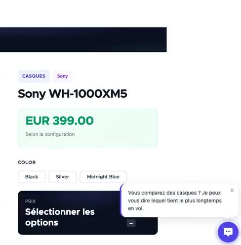 Une fiche produit de la boutique de démo. Après quelques secondes, le chat s'ouvre avec un message sur la comparaison de casques et une question suggérée ; le client appuie sur la question et le chat recommande le Sennheiser Momentum 4 pour le vol le plus long, avec sa carte produit.