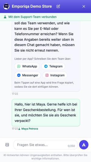 Ein Kunde möchte mit jemandem über eine Geschenkbestellung sprechen. Der Chat gibt das Gespräch weiter, dann steigt Maya aus dem Team des Shops in denselben Chat ein und antwortet.