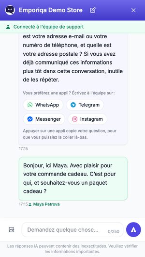 Un client demande à parler à quelqu'un au sujet d'une commande cadeau. Le chat transmet la conversation, puis Maya, de l'équipe de la boutique, rejoint le même chat et répond.