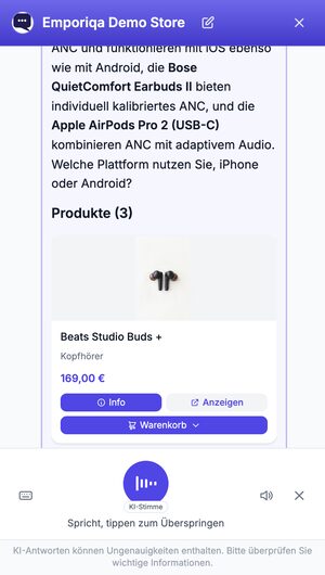 Ein Kunde fragt laut, welche kabellosen Ohrhörer der Shop unter 300 Euro hat. Die Frage erscheint als Text, und der Chat antwortet mit drei Produktkarten und einer Frage zum Smartphone, während er die Antwort vorliest.
