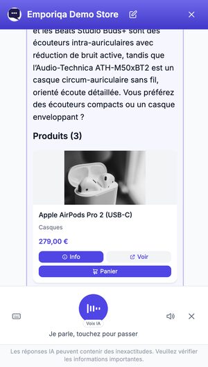 Un client demande à voix haute quels écouteurs sans fil la boutique propose à moins de 300 euros. La question s'affiche en texte et le chat répond avec trois cartes produit et demande si le client préfère des écouteurs ou un casque, tout en lisant la réponse à voix haute.