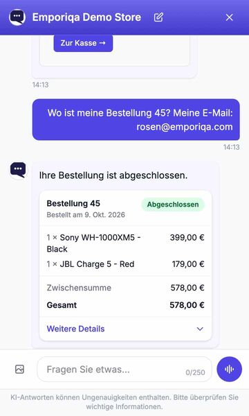 Der Chat im Emporiqa Demo Store. Ein Kunde fragt, ob es den Sony WH-1000XM5 in Schwarz gibt. Der Chat antwortet mit einer Produktkarte, der Kunde legt ihn über die Karte in den Warenkorb und fragt dann, wo Bestellung 45 ist. Die Antwort ist eine Bestellkarte mit Status, Artikeln und Gesamtbetrag.