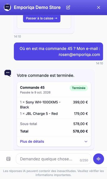 Le chat sur l'Emporiqa Demo Store. Un client demande si le Sony WH-1000XM5 existe en noir. Le chat répond avec une carte produit, le client l'ajoute au panier depuis la carte, puis demande où en est la commande 45. La réponse est une fiche de commande avec le statut, les articles et le total.