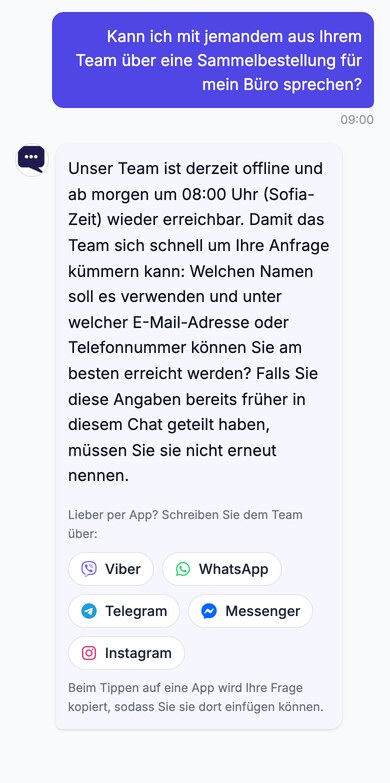Der Chat im Demo-Shop außerhalb der Geschäftszeiten. Ein Kunde möchte mit dem Team über eine Sammelbestellung für sein Büro sprechen. Der Chat sagt, dass das Team morgen um 09:00 zurück ist, fragt nach Name und E-Mail oder Telefonnummer und bietet Schaltflächen für Viber, WhatsApp, Telegram, Messenger und Instagram an, mit dem Hinweis, dass die Frage beim Tippen kopiert wird.