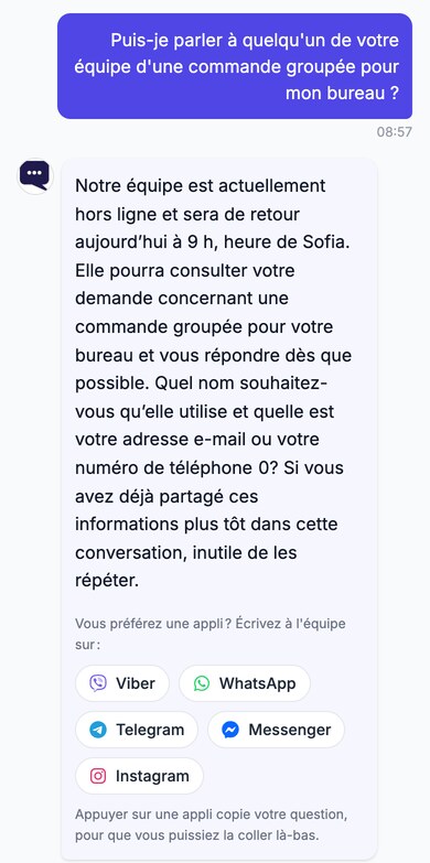 Le chat de la boutique de démonstration en dehors des horaires. Un client demande à parler à l'équipe d'une commande groupée pour son bureau. Le chat indique que l'équipe revient demain à 09:00, demande un nom et un e-mail ou un téléphone, et propose des boutons Viber, WhatsApp, Telegram, Messenger et Instagram, avec une note indiquant que la question est copiée.
