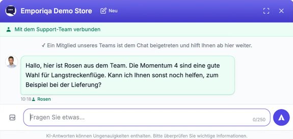 Der Chat des Kunden im Emporiqa Demo Store, nachdem das Team übernommen hat: Mit dem Support-Team verbunden, eine Zeile, dass ein Teammitglied dem Chat beigetreten ist, dann Rosens Antwort zum Momentum 4.