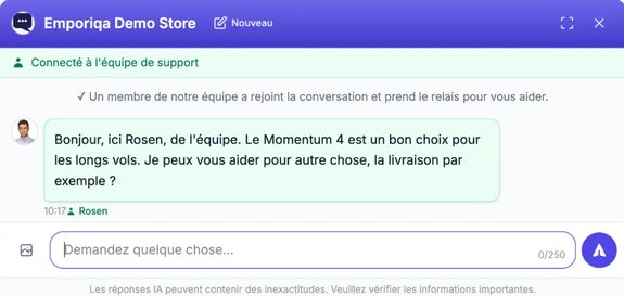 Le chat du client sur l'Emporiqa Demo Store après l'arrivée de l'équipe : la bannière « Connecté à l'équipe de support », une ligne indiquant qu'un membre de l'équipe a rejoint la conversation, puis la réponse de Rosen sur le casque Momentum 4.