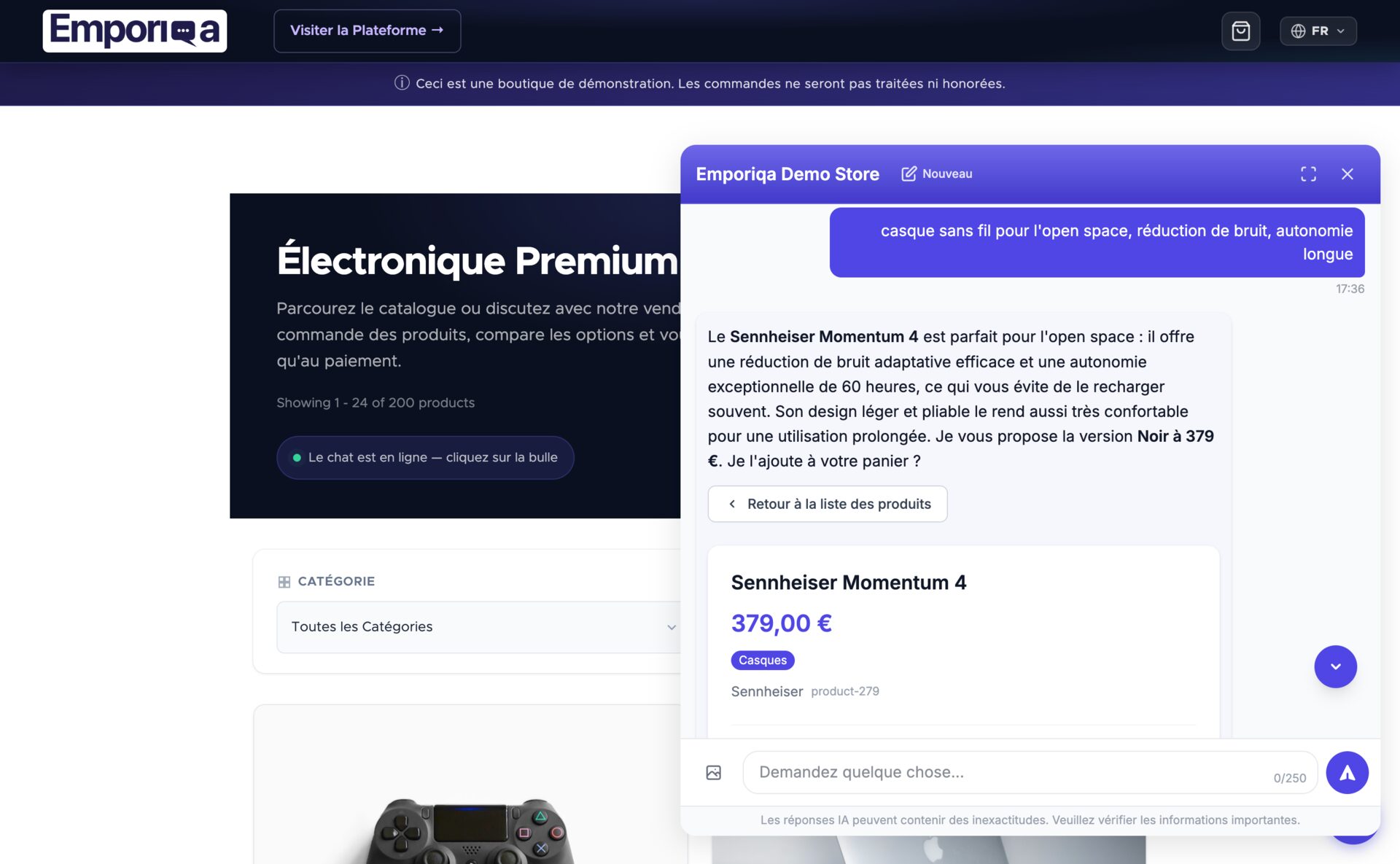 Vendeur en ligne sur une boutique en ligne, recommandant le bon produit depuis le catalogue
