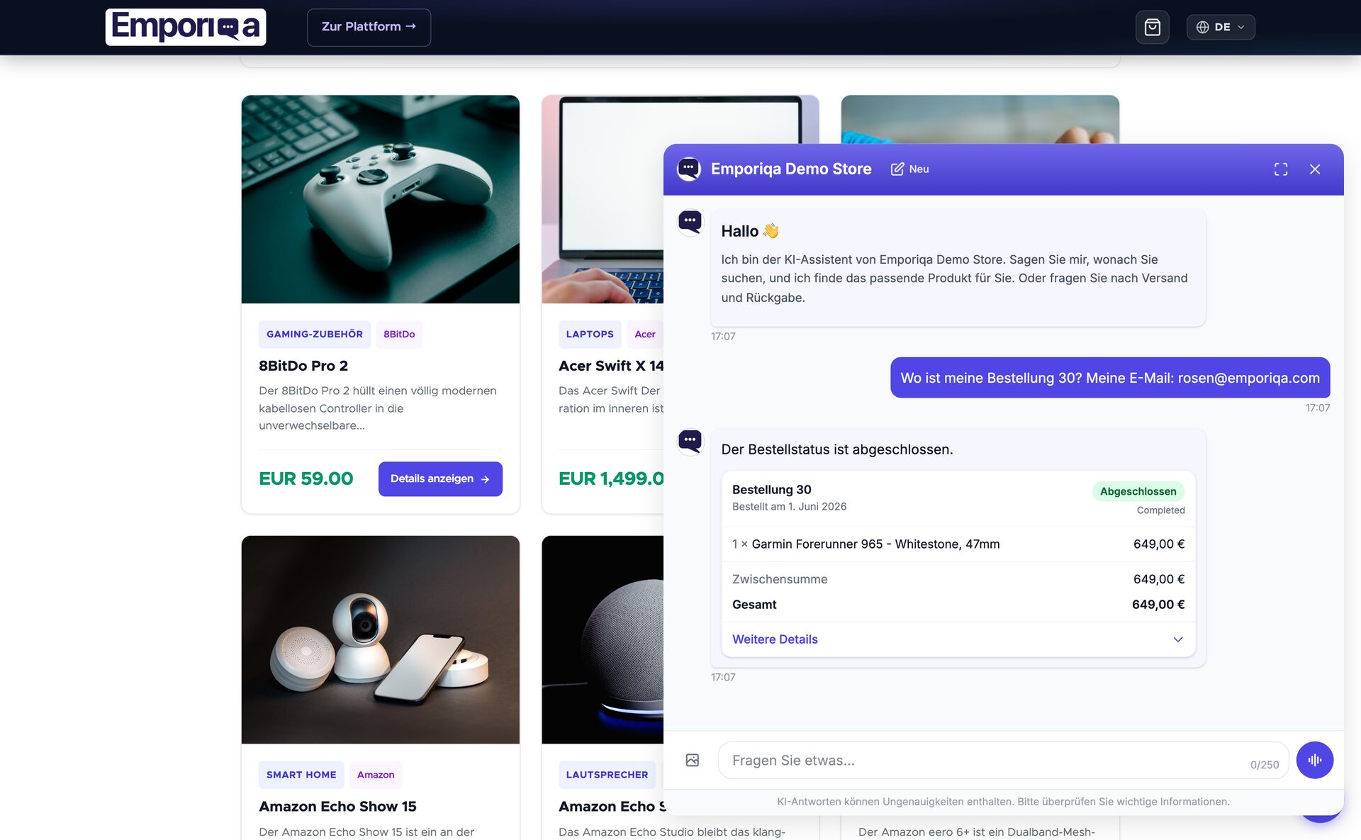 Das Emporiqa-Chat-Widget im Emporiqa Demo Store. Der Kunde schreibt „Wo ist meine Bestellung 30? Meine E-Mail: rosen@emporiqa.com“. Der Assistent antwortet „Der Bestellstatus ist abgeschlossen.“ über einer Bestellkarte: Bestellung 30, bestellt am 1. Juni 2026, ein Abzeichen Abgeschlossen, ein Garmin Forerunner 965 - Whitestone, 47mm für 649,00 €, Zwischensumme 649,00 €, Gesamt 649,00 € und ein Link Weitere Details.