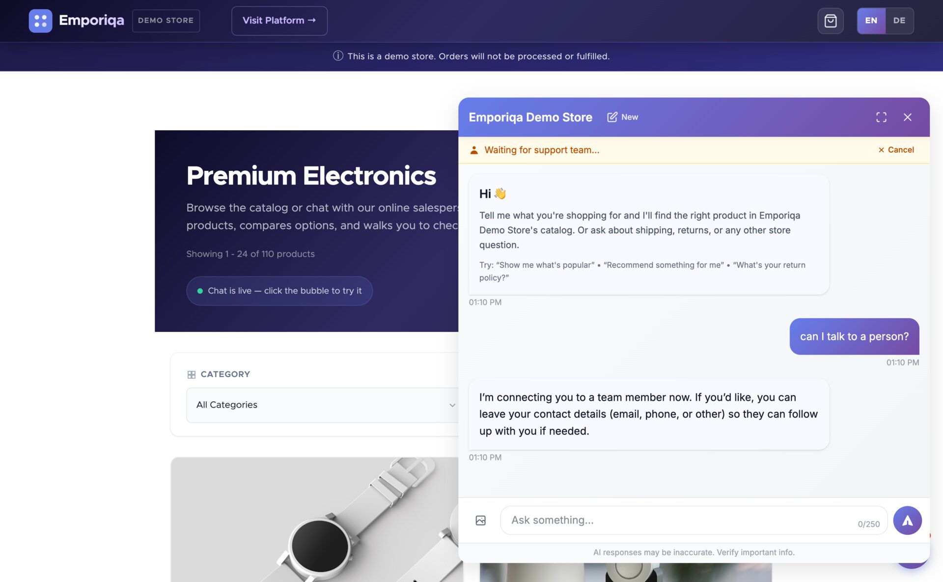 Vendeur en ligne mettant la cliente en relation avec un membre de l'équipe et proposant de collecter les coordonnées pour la relance