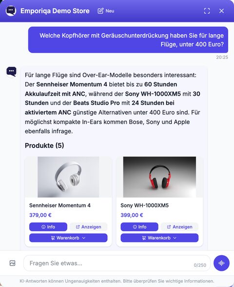 Das Emporiqa-Chatfenster im Emporiqa Demo Store. Der Kunde fragt: „Welche Kopfhörer mit Geräuschunterdrückung haben Sie für lange Flüge, unter 400 Euro?“ Die Antwort nennt den Sennheiser Momentum 4 mit bis zu 60 Stunden Akkulaufzeit mit ANC sowie den Sony WH-1000XM5 (30 Stunden) und den Beats Studio Pro (24 Stunden bei aktiviertem ANC) als günstigere Alternativen unter 400 Euro und erwähnt Bose, Sony und Apple für kompakte In-Ears. Unter der Überschrift „Produkte (5)“ folgen zwei Produktkarten: Sennheiser Momentum 4 für 379,00 € und Sony WH-1000XM5 für 399,00 €, jeweils mit den Schaltflächen Info, Anzeigen und Warenkorb. Ganz unten das Eingabefeld „Fragen Sie etwas...“ mit einer Foto- und einer Sprachschaltfläche.