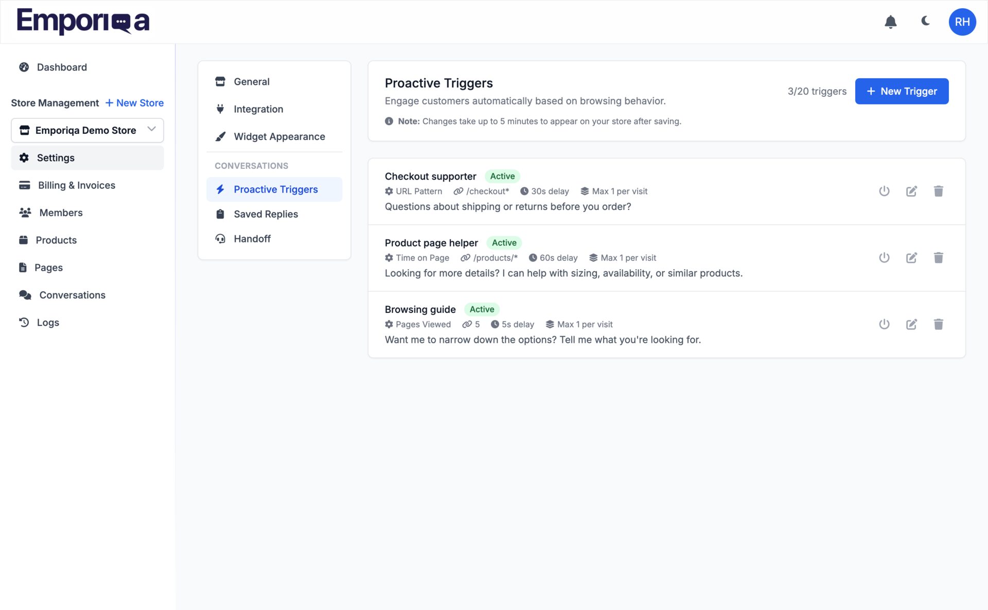 Tableau de bord des déclencheurs proactifs montrant trois règles actives : Checkout Supporter (motif d'URL /checkout*, délai 30s), Product Page Helper (temps sur la page, délai 60s) et Browsing Guide (pages vues, délai 5s)