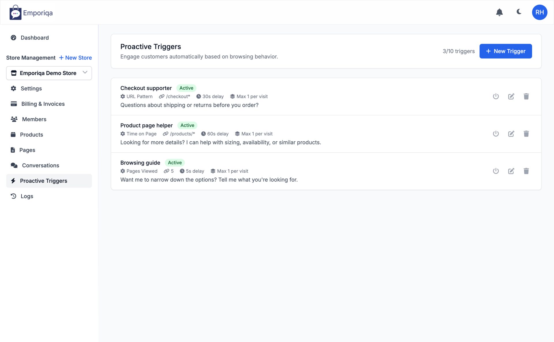 Tableau de bord des déclencheurs proactifs montrant trois règles actives : Checkout Supporter (motif d'URL /checkout*, délai 30s), Product Page Helper (temps sur la page, délai 60s) et Browsing Guide (pages vues, délai 5s)