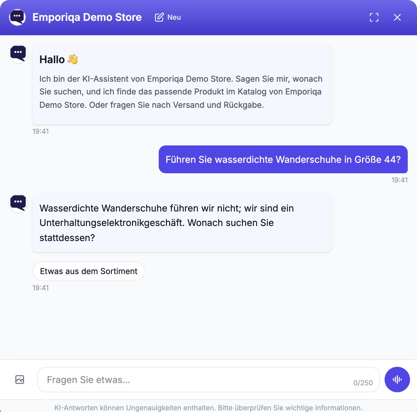Der Emporiqa-Chat im Emporiqa Demo Store. Unter der Begrüßung, in der sich der Assistent als KI-Assistent des Shops vorstellt, fragt der Kunde: „Führen Sie wasserdichte Wanderschuhe in Größe 44?“ Die Antwort: „Wasserdichte Wanderschuhe führen wir nicht; wir sind ein Unterhaltungselektronikgeschäft. Wonach suchen Sie stattdessen?“ Darunter ein Vorschlag, „Etwas aus dem Sortiment“.