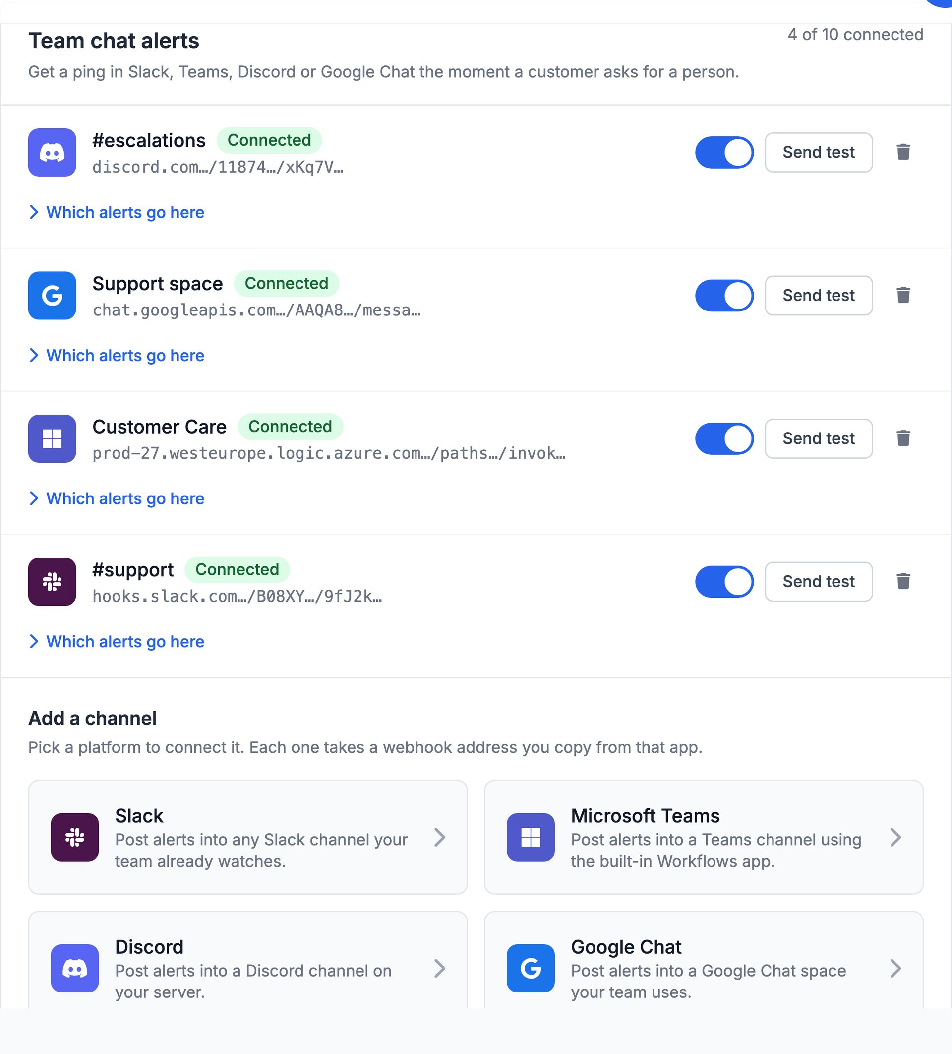 Einstellungen für Team-Benachrichtigungen im Emporiqa Dashboard, 4 von 10 Kanälen verbunden. Vier Ziele sind gelistet, jeweils mit Connected-Abzeichen, eingeschaltetem Schalter und einer Schaltfläche für einen Testversand: ein Discord-Kanal namens #escalations, ein Google-Chat-Raum namens Support space, ein Microsoft-Teams-Kanal namens Customer Care und ein Slack-Kanal namens #support. Jede Zeile hat einen Link dazu, welche Meldungen dort landen. Darunter lassen sich weitere Kanäle für Slack, Microsoft Teams, Discord und Google Chat über eine aus der jeweiligen App kopierte Webhook-Adresse hinzufügen.