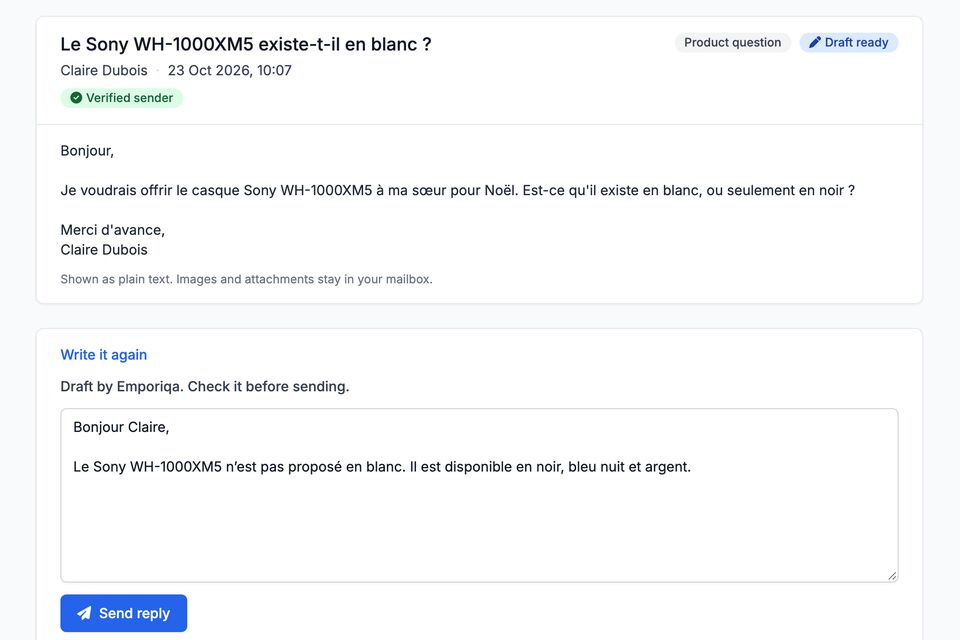 Un e-mail client en français dans le tableau de bord Emporiqa, qui demande si le casque Sony WH-1000XM5 existe en blanc. En dessous, un brouillon de réponse en français avec les coloris du catalogue et un bouton « Send reply ».