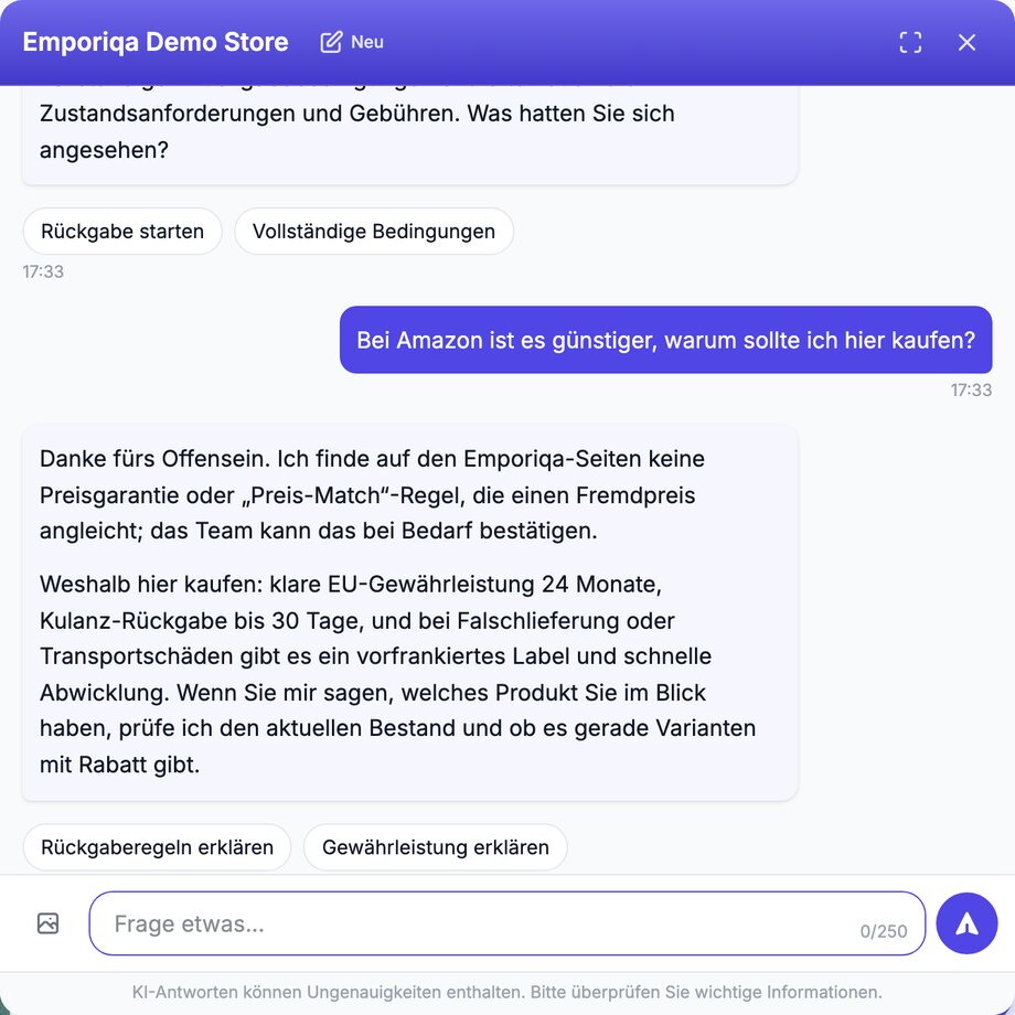 Emporiqa Chat-Widget im Emporiqa Demo Store. Das Ende einer vorherigen Antwort zu Rücksendungen nennt Zustandsanforderungen und Gebühren und fragt, was der Kunde sich angesehen hat, darüber zwei Vorschläge, „Rückgabe starten“ und „Vollständige Bedingungen“. Der Kunde schreibt: „Bei Amazon ist es günstiger, warum sollte ich hier kaufen?“ Der Assistent bedankt sich für die Offenheit und sagt, er finde auf den Emporiqa-Seiten keine Preisgarantie oder „Preis-Match“-Regel, die einen Fremdpreis angleicht, und das Team könne das bei Bedarf bestätigen. Dann nennt er Gründe für den Kauf hier: eine EU-Gewährleistung von 24 Monaten, eine Kulanz-Rückgabe bis 30 Tage und bei Falschlieferung oder Transportschäden ein vorfrankiertes Label mit schneller Abwicklung, und bietet an, den Bestand und mögliche Rabatt-Varianten zu prüfen, sobald der Kunde das Produkt nennt. Zwei weitere Vorschläge folgen: „Rückgaberegeln erklären“ und „Gewährleistung erklären“.