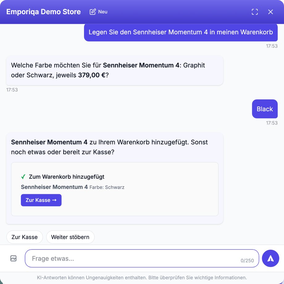 Emporiqa Chat-Widget im Emporiqa Demo Store. Der Kunde schreibt: „Legen Sie den Sennheiser Momentum 4 in meinen Warenkorb.“ Der Assistent fragt, welche Farbe es sein soll, Graphit oder Schwarz, jeweils 379,00 €. Der Kunde antwortet „Black“. Der Assistent bestätigt: „Sennheiser Momentum 4 zu Ihrem Warenkorb hinzugefügt. Sonst noch etwas oder bereit zur Kasse?“ und zeigt darunter eine Karte mit grünem Haken, dem Text „Zum Warenkorb hinzugefügt“, dem Produktnamen mit dem Zusatz „Farbe: Schwarz“ und einer Schaltfläche „Zur Kasse“. Zwei weitere Vorschläge folgen: „Zur Kasse“ und „Weiter stöbern“.