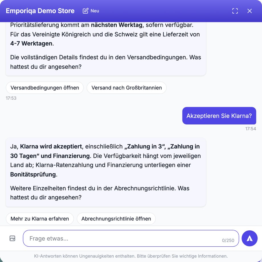 Emporiqa Chat-Widget im Emporiqa Demo Store. Das Ende einer vorherigen Antwort zum Versand nennt eine Prioritätslieferung am nächsten Werktag, sofern verfügbar, und eine Lieferzeit von 4-7 Werktagen für das Vereinigte Königreich und die Schweiz, mit dem Hinweis, die vollständigen Details stünden in den Versandbedingungen, darüber zwei Vorschläge, „Versandbedingungen öffnen“ und „Versand nach Großbritannien“. Der Kunde fragt: „Akzeptieren Sie Klarna?“ Der Assistent antwortet, Klarna werde akzeptiert, einschließlich „Zahlung in 3“, „Zahlung in 30 Tagen“ und Finanzierung, die Verfügbarkeit hänge vom jeweiligen Land ab und Ratenzahlung sowie Finanzierung unterlägen einer Bonitätsprüfung, und verweist auf die Abrechnungsrichtlinie für weitere Einzelheiten. Zwei weitere Vorschläge folgen: „Mehr zu Klarna erfahren“ und „Abrechnungsrichtlinie öffnen“.