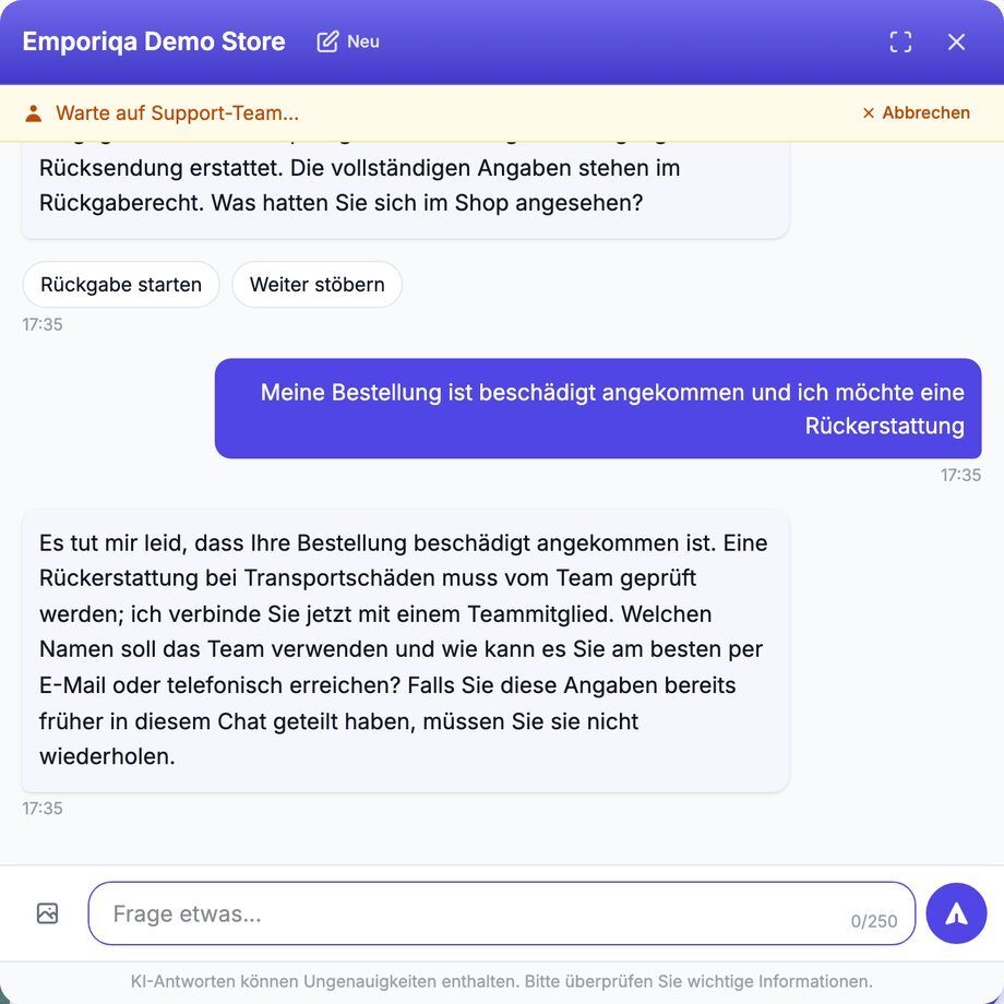 Emporiqa Chat-Widget im Emporiqa Demo Store mit einem gelben Banner am oberen Rand mit dem Text „Warte auf Support-Team...“ und einer Schaltfläche „Abbrechen“. Das Ende einer vorherigen Antwort zu Rücksendungen nennt eine Erstattung bei einer Rücksendung und verweist auf das Rückgaberecht für die vollständigen Angaben, dann fragt es, was der Kunde sich im Shop angesehen hat, darüber zwei Vorschläge, „Rückgabe starten“ und „Weiter stöbern“. Der Kunde schreibt: „Meine Bestellung ist beschädigt angekommen und ich möchte eine Rückerstattung.“ Der Assistent entschuldigt sich, sagt, eine Rückerstattung bei Transportschäden müsse vom Team geprüft werden, und verbindet den Kunden jetzt mit einem Teammitglied. Dann fragt er nach dem Namen und der besten Erreichbarkeit per E-Mail oder Telefon, mit dem Hinweis, bereits geteilte Angaben müssten nicht wiederholt werden.
